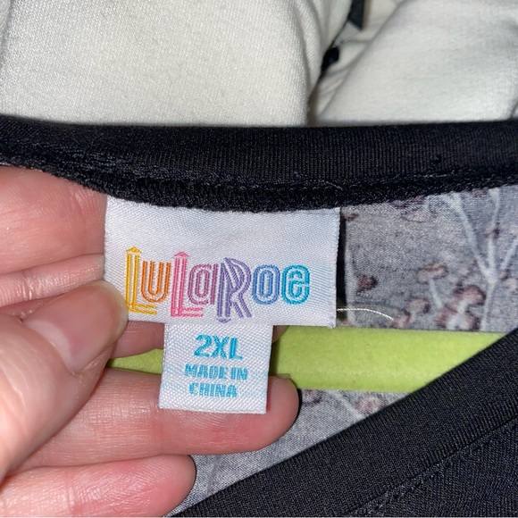 LuLaRoe Elizabeth tunic top - 2XL (22-24) - lightweight sweater material - Picture 5 of 7